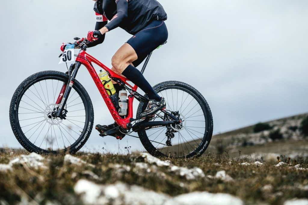 Las bicicletas de montaña que están disponibles en estos días son mucho más ligeras y también ofrecen muchas más opciones en el diseño de la suspensión. Las bicicletas de montaña se pueden clasificar en cuatro clases de acuerdo a su suspensión: 1) Hardtail; 2) Fully-Rigid; 3) Full or Dual Suspension; 4) Soft Tail. La Hardtail Mountain Bike: El cuadro de la hardtail no tiene suspensión trasera, aunque puede venir con una horquilla de suspensión en la parte delantera. La Bicicleta de Montaña Totalmente Rígida: Es una subcategoría de la Bicicleta de Montaña de Cola Dura, que tiene una horquilla que se construye de forma rígida. La bicicleta de montaña con suspensión completa o doble: Como su nombre indica, el cuadro de esta motocicleta está equipado tanto con suspensión delantera en la horquilla como con suspensión trasera. La Soft Tail Mountain Bike: Estos modelos están equipados con suspensión trasera, con un cuadro que tiene menos suspensión en comparación con una bicicleta de doble suspensión.