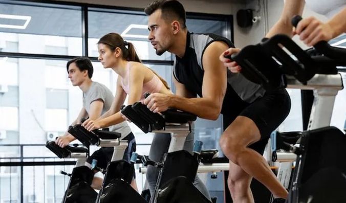 personas en clase ciclo indoor